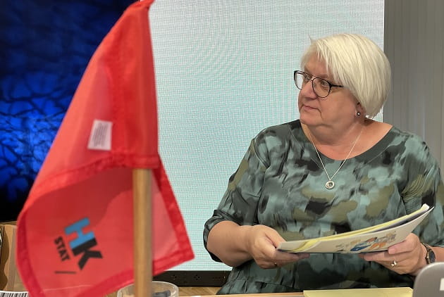 rita bundgaard med fane
