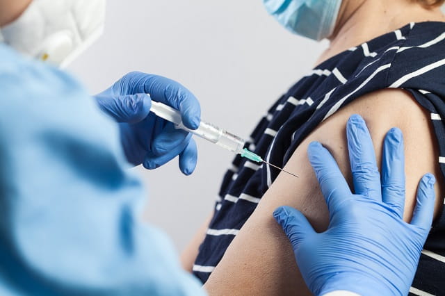 en person vaccinerer en anden