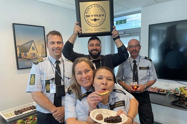Smilende HK'ere i CPH holder diplom op 