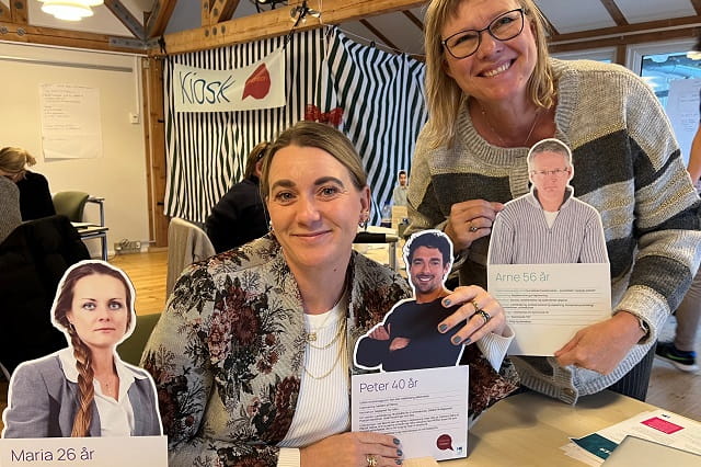2 tr'er med personaer