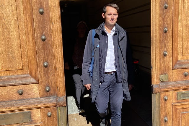 jesper boding på vej ud af en dør