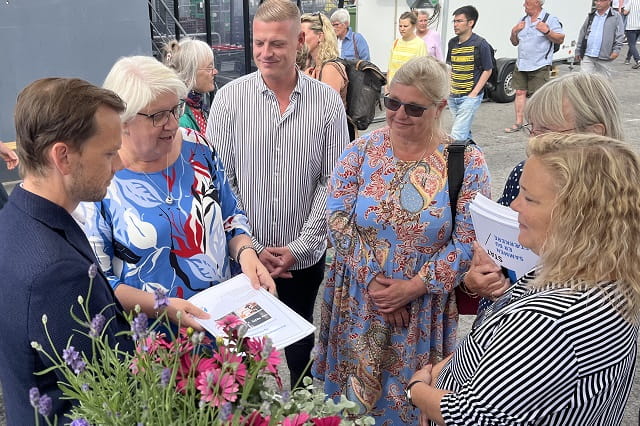 HK Stats folkemødedelegation overrækker forslag til HUmmelgaard