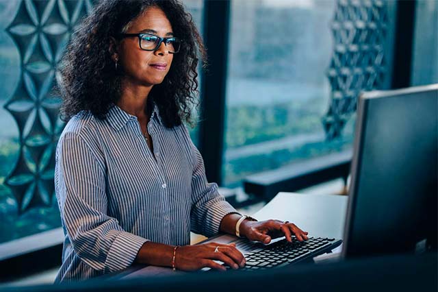 Kvinde kigger på sin computer 