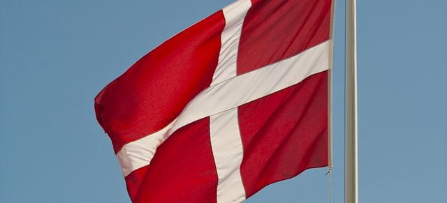 Dannebrog i flagstang