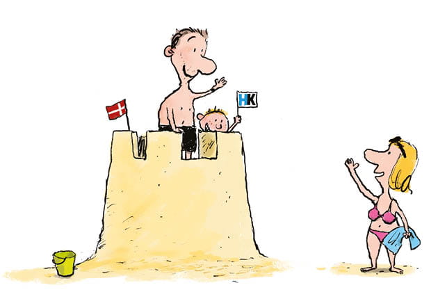 Illustration af far og søn i et stort sandslot på en strand. Mor står på stranden og vinker. 