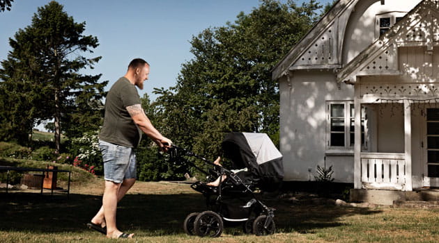 Lasse Bisted er på forældreorlov med sine tvillingesønner.