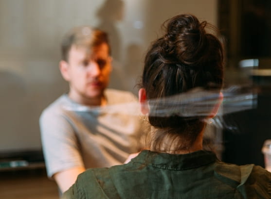 Leder og medarbejder holder medarbejderudviklingssamtale MUS. Foto af Charles Deluvio via Unsplash