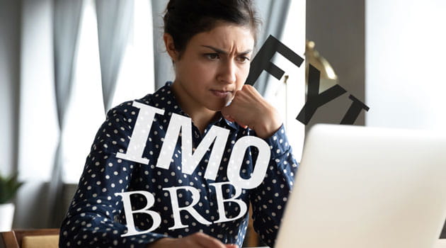 Ung kvinde kigger undrende på computeren